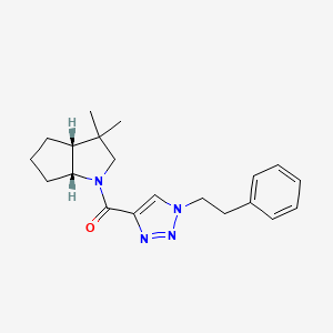 molecular formula C20H26N4O B7352016 [(3aR,6aR)-3,3-dimethyl-2,3a,4,5,6,6a-hexahydrocyclopenta[b]pyrrol-1-yl]-[1-(2-phenylethyl)triazol-4-yl]methanone 