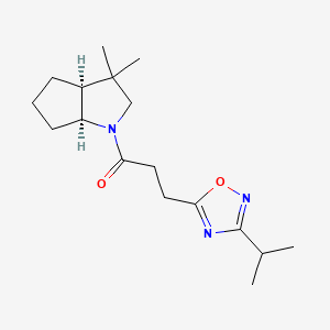 molecular formula C17H27N3O2 B7352032 1-[(3aS,6aS)-3,3-dimethyl-2,3a,4,5,6,6a-hexahydrocyclopenta[b]pyrrol-1-yl]-3-(3-propan-2-yl-1,2,4-oxadiazol-5-yl)propan-1-one 