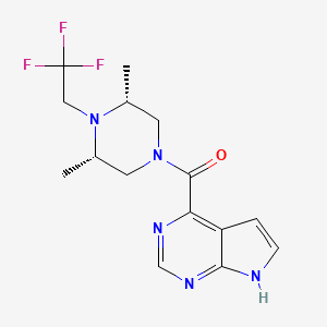 molecular formula C15H18F3N5O B7352147 [(3R,5S)-3,5-dimethyl-4-(2,2,2-trifluoroethyl)piperazin-1-yl]-(7H-pyrrolo[2,3-d]pyrimidin-4-yl)methanone 