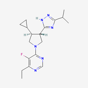 molecular formula C18H25FN6 B7354099 4-[(3S,4S)-3-cyclopropyl-4-(3-propan-2-yl-1H-1,2,4-triazol-5-yl)pyrrolidin-1-yl]-6-ethyl-5-fluoropyrimidine 