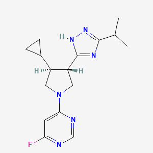 molecular formula C16H21FN6 B7354101 4-[(3S,4S)-3-cyclopropyl-4-(3-propan-2-yl-1H-1,2,4-triazol-5-yl)pyrrolidin-1-yl]-6-fluoropyrimidine 