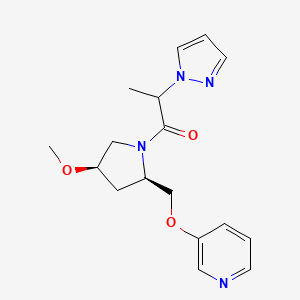 molecular formula C17H22N4O3 B7355576 1-[(2R,4R)-4-methoxy-2-(pyridin-3-yloxymethyl)pyrrolidin-1-yl]-2-pyrazol-1-ylpropan-1-one 