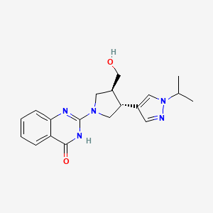 molecular formula C19H23N5O2 B7356700 2-[(3S,4R)-3-(hydroxymethyl)-4-(1-propan-2-ylpyrazol-4-yl)pyrrolidin-1-yl]-3H-quinazolin-4-one 