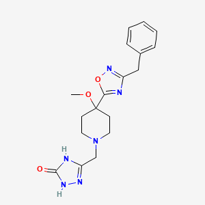 molecular formula C18H22N6O3 B7357503 3-[[4-(3-Benzyl-1,2,4-oxadiazol-5-yl)-4-methoxypiperidin-1-yl]methyl]-1,4-dihydro-1,2,4-triazol-5-one 