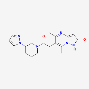 molecular formula C18H22N6O2 B7358673 5,7-dimethyl-6-[2-oxo-2-(3-pyrazol-1-ylpiperidin-1-yl)ethyl]-1H-pyrazolo[1,5-a]pyrimidin-2-one 