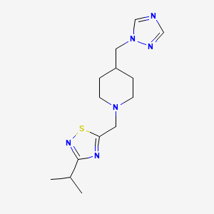 molecular formula C14H22N6S B7360319 3-Propan-2-yl-5-[[4-(1,2,4-triazol-1-ylmethyl)piperidin-1-yl]methyl]-1,2,4-thiadiazole 