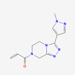 molecular formula C12H14N6O B7445304 1-[3-(1-methyl-1H-pyrazol-4-yl)-5H,6H,7H,8H-[1,2,4]triazolo[4,3-a]pyrazin-7-yl]prop-2-en-1-one 