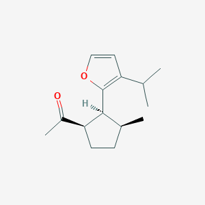 molecular formula C15H22O2 B074915 1-[(1R,2S,3S)-3-甲基-2-(3-异丙基呋喃-2-基)环戊基]乙酮 CAS No. 1143-45-9