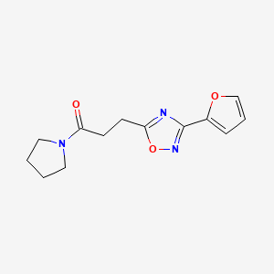 molecular formula C13H15N3O3 B7496006 3-[3-(Furan-2-yl)-1,2,4-oxadiazol-5-yl]-1-pyrrolidin-1-ylpropan-1-one 