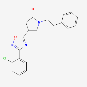 molecular formula C20H18ClN3O2 B7558303 4-[3-(2-Chlorophenyl)-1,2,4-oxadiazol-5-yl]-1-(2-phenylethyl)pyrrolidin-2-one 