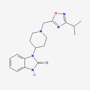 molecular formula C18H23N5O2 B7561678 3-[1-[(3-propan-2-yl-1,2,4-oxadiazol-5-yl)methyl]piperidin-4-yl]-1H-benzimidazol-2-one 