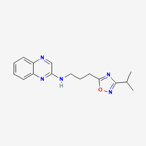 molecular formula C16H19N5O B7572458 N-[3-(3-propan-2-yl-1,2,4-oxadiazol-5-yl)propyl]quinoxalin-2-amine 