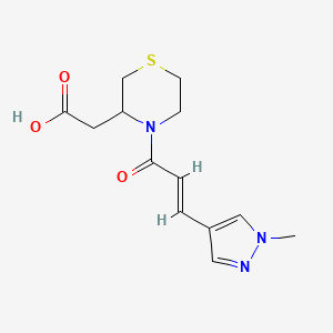 molecular formula C13H17N3O3S B7580093 2-[4-[(E)-3-(1-methylpyrazol-4-yl)prop-2-enoyl]thiomorpholin-3-yl]acetic acid 