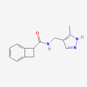molecular formula C14H15N3O B7581355 N-[(5-methyl-1H-pyrazol-4-yl)methyl]bicyclo[4.2.0]octa-1,3,5-triene-7-carboxamide 