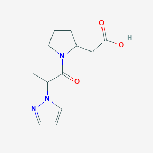 molecular formula C12H17N3O3 B7587768 2-[1-(2-Pyrazol-1-ylpropanoyl)pyrrolidin-2-yl]acetic acid 