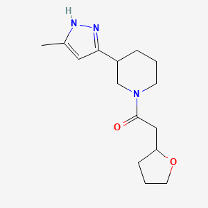 molecular formula C15H23N3O2 B7599466 1-[3-(5-methyl-1H-pyrazol-3-yl)piperidin-1-yl]-2-(oxolan-2-yl)ethanone 