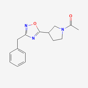 1-[3-(3-Benzyl-1,2,4-oxadiazol-5-yl)pyrrolidin-1-yl]ethanone