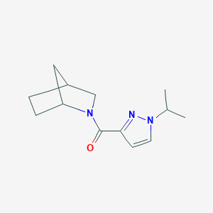 molecular formula C13H19N3O B7629829 2-Azabicyclo[2.2.1]heptan-2-yl-(1-propan-2-ylpyrazol-3-yl)methanone 