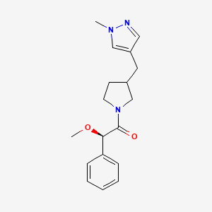 molecular formula C18H23N3O2 B7632692 (2R)-2-methoxy-1-[3-[(1-methylpyrazol-4-yl)methyl]pyrrolidin-1-yl]-2-phenylethanone 