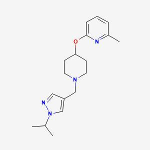 molecular formula C18H26N4O B7633106 2-Methyl-6-[1-[(1-propan-2-ylpyrazol-4-yl)methyl]piperidin-4-yl]oxypyridine 