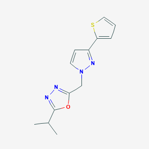 molecular formula C13H14N4OS B7640570 2-Propan-2-yl-5-[(3-thiophen-2-ylpyrazol-1-yl)methyl]-1,3,4-oxadiazole 