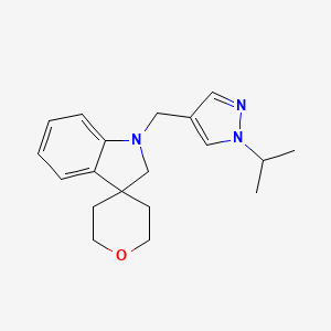 molecular formula C19H25N3O B7677106 1-[(1-propan-2-ylpyrazol-4-yl)methyl]spiro[2H-indole-3,4'-oxane] 