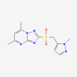 molecular formula C12H14N6O2S B7679075 5,7-Dimethyl-2-[(2-methylpyrazol-3-yl)methylsulfonyl]-[1,2,4]triazolo[1,5-a]pyrimidine 