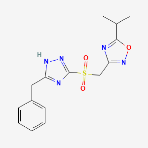 molecular formula C15H17N5O3S B7679843 3-[(5-benzyl-1H-1,2,4-triazol-3-yl)sulfonylmethyl]-5-propan-2-yl-1,2,4-oxadiazole 