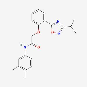 molecular formula C21H23N3O3 B7691843 N-(3,4-dimethylphenyl)-2-(2-(3-isopropyl-1,2,4-oxadiazol-5-yl)phenoxy)acetamide 