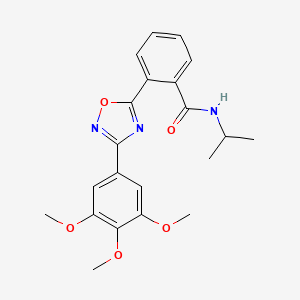 molecular formula C21H23N3O5 B7694333 N-isopropyl-2-(3-(3,4,5-trimethoxyphenyl)-1,2,4-oxadiazol-5-yl)benzamide 