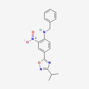 molecular formula C18H18N4O3 B7701853 N-benzyl-4-(3-isopropyl-1,2,4-oxadiazol-5-yl)-2-nitroaniline 