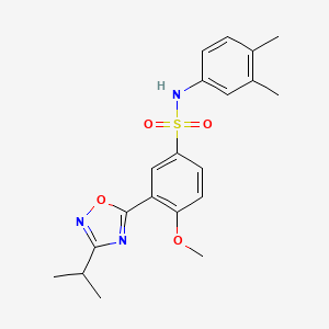 molecular formula C20H23N3O4S B7702039 N-(3,4-dimethylphenyl)-3-(3-isopropyl-1,2,4-oxadiazol-5-yl)-4-methoxybenzenesulfonamide 