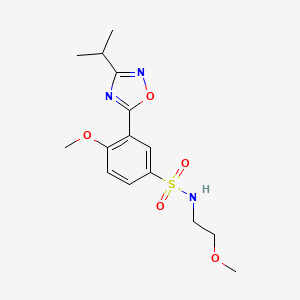 molecular formula C15H21N3O5S B7708583 3-(3-isopropyl-1,2,4-oxadiazol-5-yl)-4-methoxy-N-(2-methoxyethyl)benzenesulfonamide 