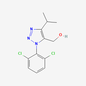 molecular formula C12H13Cl2N3O B7825885 (1-(2,6-dichlorophenyl)-4-isopropyl-1H-1,2,3-triazol-5-yl)methanol 