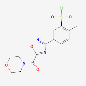 molecular formula C14H14ClN3O5S B7875714 2-Methyl-5-[5-(morpholin-4-ylcarbonyl)-1,2,4-oxadiazol-3-yl]benzenesulfonyl chloride 