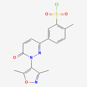 molecular formula C16H14ClN3O4S B7875738 5-[1-(3,5-Dimethylisoxazol-4-yl)-6-oxo-1,6-dihydropyridazin-3-yl]-2-methylbenzenesulfonyl chloride 