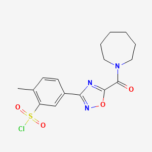 molecular formula C16H18ClN3O4S B7875820 5-[5-(Azepan-1-ylcarbonyl)-1,2,4-oxadiazol-3-yl]-2-methylbenzenesulfonyl chloride 