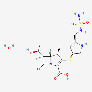 molecular formula C15H26N4O7S2 B7881747 (4S,5R,6R)-6-[(1S)-1-hydroxyethyl]-4-methyl-7-oxo-3-[(3S,5S)-5-[(sulfamoylamino)methyl]pyrrolidin-3-yl]sulfanyl-1-azabicyclo[3.2.0]hept-2-ene-2-carboxylic acid;hydrate 