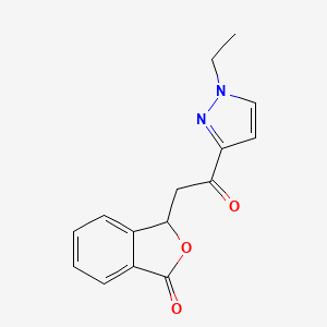 molecular formula C15H14N2O3 B7882823 3-[2-(1-ethyl-1H-pyrazol-3-yl)-2-oxoethyl]-2-benzofuran-1(3H)-one 