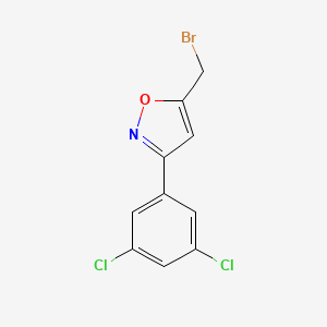 molecular formula C10H6BrCl2NO B7895354 5-(Bromomethyl)-3-(3,5-dichlorophenyl)-1,2-oxazole 