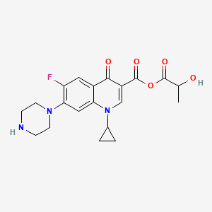 2-Hydroxypropanoyl 1-cyclopropyl-6-fluoro-4-oxo-7-piperazin-1-ylquinoline-3-carboxylate