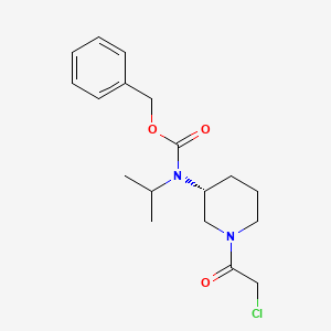 molecular formula C18H25ClN2O3 B7917071 [(R)-1-(2-Chloro-acetyl)-piperidin-3-yl]-isopropyl-carbamic acid benzyl ester 