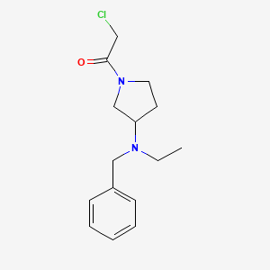 molecular formula C15H21ClN2O B7921133 1-[3-(Benzyl-ethyl-amino)-pyrrolidin-1-yl]-2-chloro-ethanone 