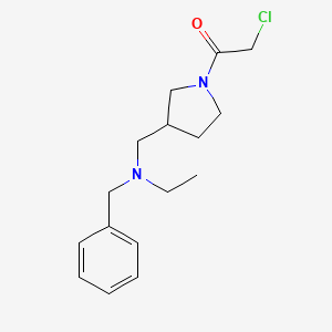 molecular formula C16H23ClN2O B7921150 1-{3-[(Benzyl-ethyl-amino)-methyl]-pyrrolidin-1-yl}-2-chloro-ethanone 