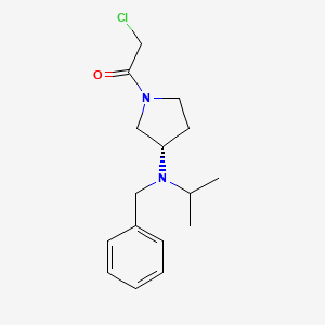 molecular formula C16H23ClN2O B7921159 1-[(S)-3-(Benzyl-isopropyl-amino)-pyrrolidin-1-yl]-2-chloro-ethanone 