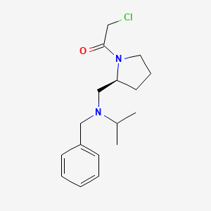 molecular formula C17H25ClN2O B7921169 (S)-1-(2-((Benzyl(isopropyl)amino)methyl)pyrrolidin-1-yl)-2-chloroethanone 