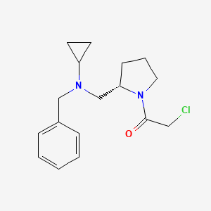 molecular formula C17H23ClN2O B7921191 (S)-1-(2-((Benzyl(cyclopropyl)amino)methyl)pyrrolidin-1-yl)-2-chloroethanone 