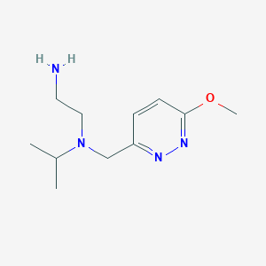 molecular formula C11H20N4O B7927531 N1-Isopropyl-N1-((6-methoxypyridazin-3-yl)methyl)ethane-1,2-diamine 