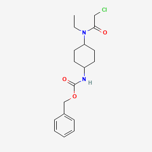 molecular formula C18H25ClN2O3 B7927718 {4-[(2-Chloro-acetyl)-ethyl-amino]-cyclohexyl}-carbamic acid benzyl ester 