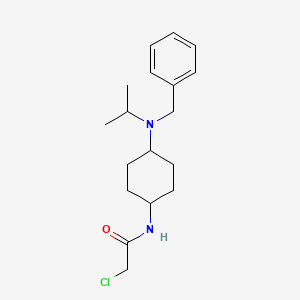 molecular formula C18H27ClN2O B7928105 N-[4-(Benzyl-isopropyl-amino)-cyclohexyl]-2-chloro-acetamide 